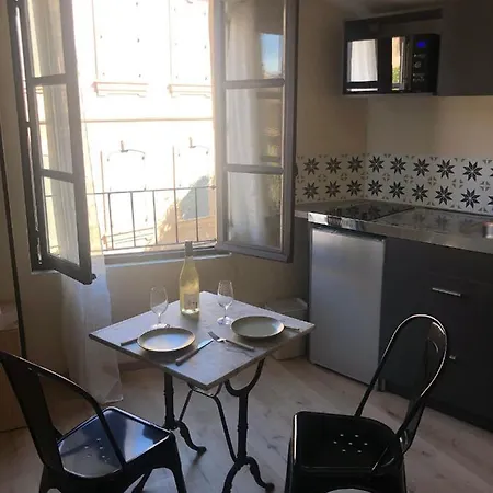 Arles: De La Place Apartment